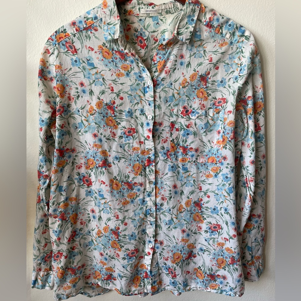 Soft thin cotton floral button down. Perfect for spring!